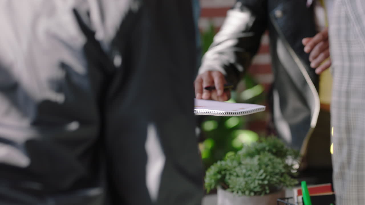 젊은 사업가 그룹이 모여 마케팅 연구를 논의하고 아이디어를 모으고 기획하고 기한 전략 창의적인 팀이 다민족 스타트업 사무실에서 협력합니다.