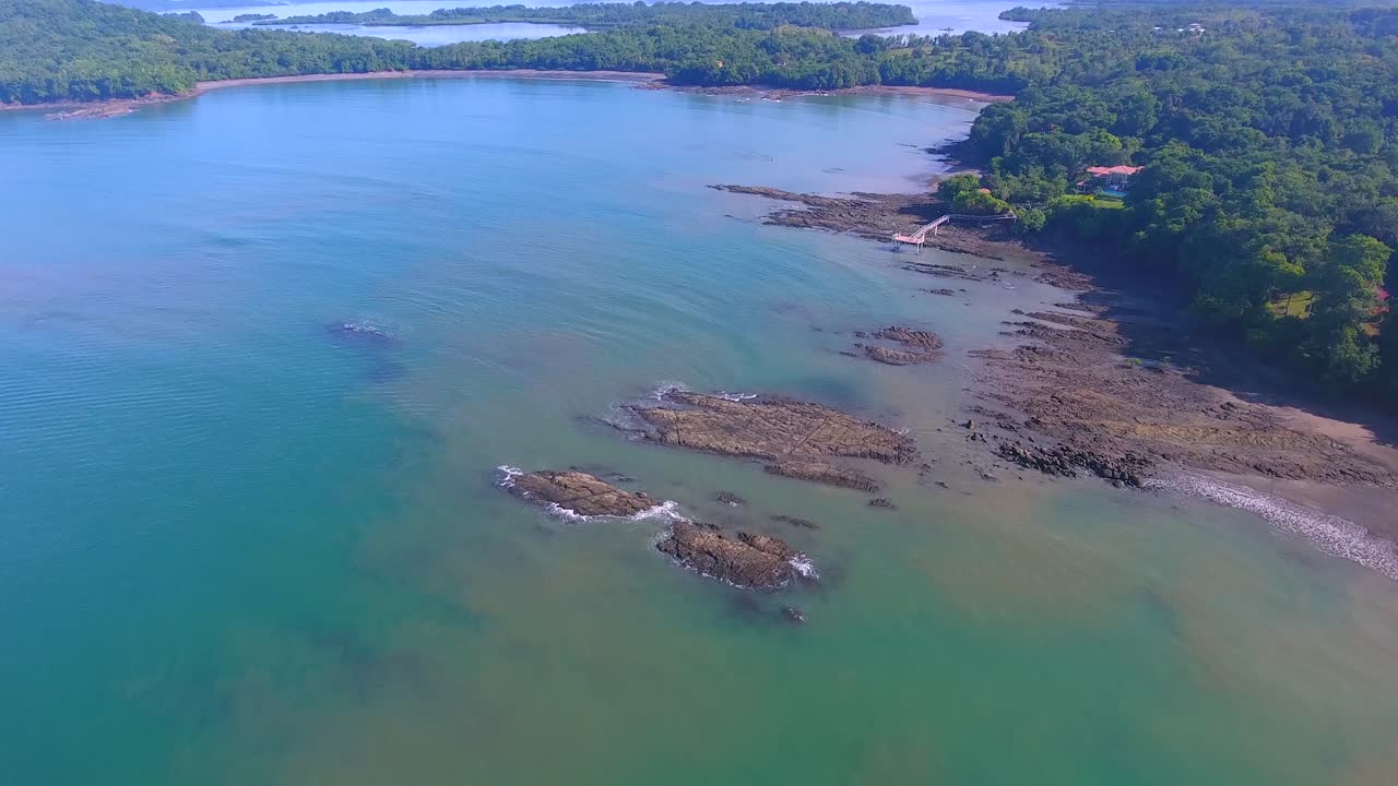 volando sobre aguas sucias girando a lo largo de la costa de un día vacío frente a la costa del archipiélago panameño