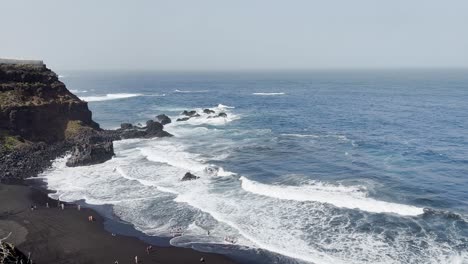 Schwarzer-Sandstrand-An-Einem-Sonnigen-Tag-Auf-Teneriffa