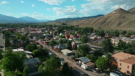 drone cinematográfico aéreo mediados del verano centro de la ciudad salida barrio de colorado cerca de buena vista en el río arkansas riverside park scout surfing wave biking hiking rafting rocky mountain movimiento hacia adelante