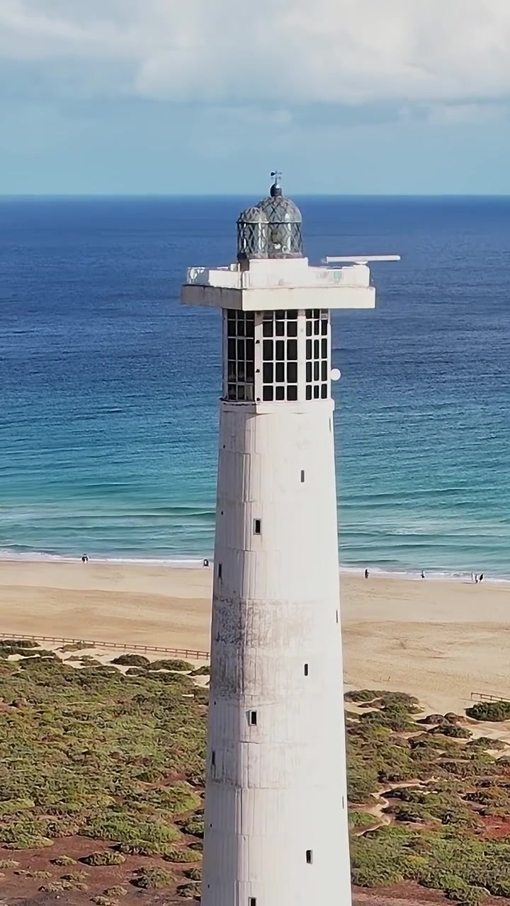 Il faro di Fuerteventura si erge imponente lungo la spiaggia in Spagna