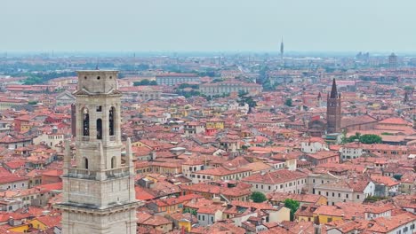 Backsteinterrasse-Architektonische-Strukturen-Riva-Del-Garda-Italien