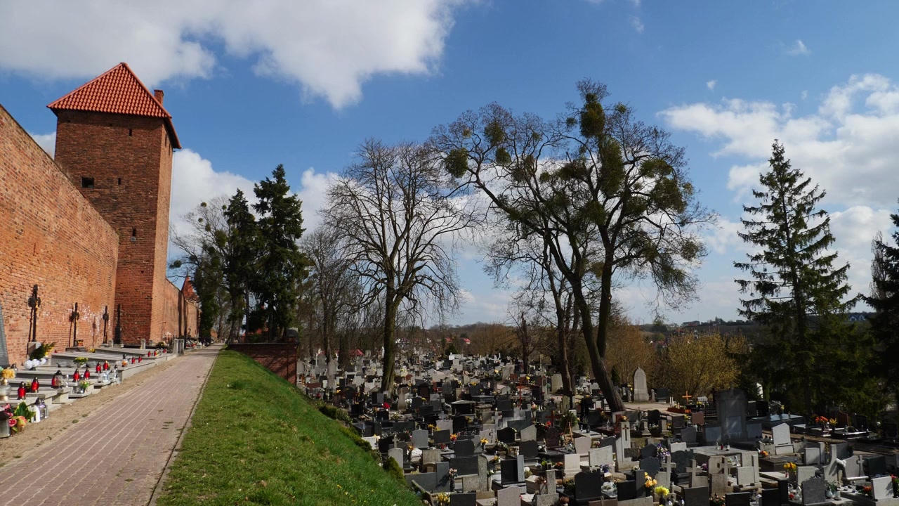 Il cimitero parrocchiale e le mura di Chelmno durante la settimana di Pasqua. Polonia.
