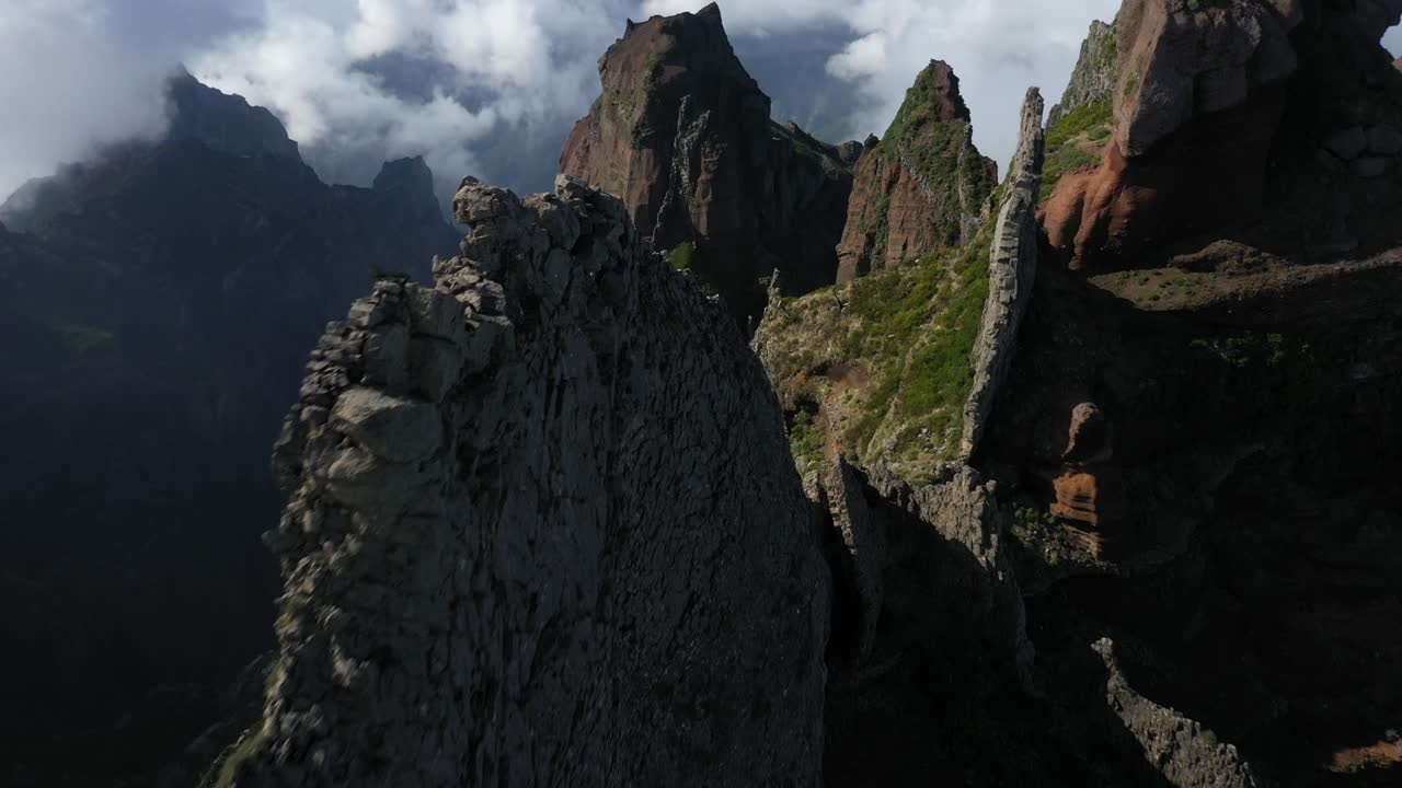 마데이라의 피코 다스 토레스 봉우리 사이를 전진하는 드론 샷