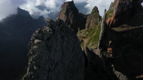 Tiro-De-Drone-Moviéndose-Hacia-Adelante-Entre-Los-Picos-De-Pico-Das-Torres-En-Madeira