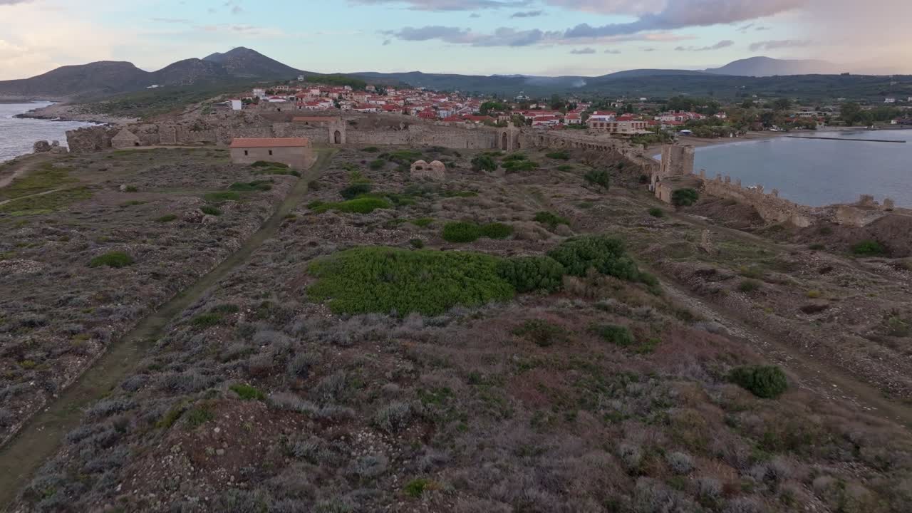 Vista aerea della fortezza di Methoni che si erge sopra le calme acque del Mediterraneo