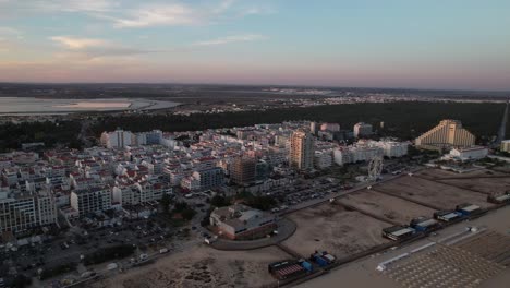 Vista-Aérea-De-La-Costa-De-La-Ciudad-De-Monte-Gordo