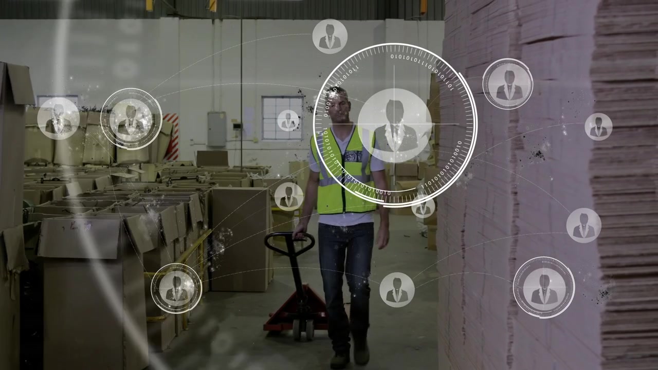 Lavoratore logistico uomo che entra nel corridoio tirando un transpallet, spostando merci, con anelli HUD che tracciano il busto.