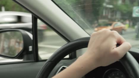 primer plano de las manos de la mujer en el volante de un automóvil
