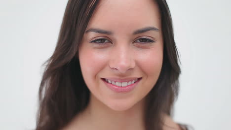 la morena feliz gira la cabeza y mira a la cámara