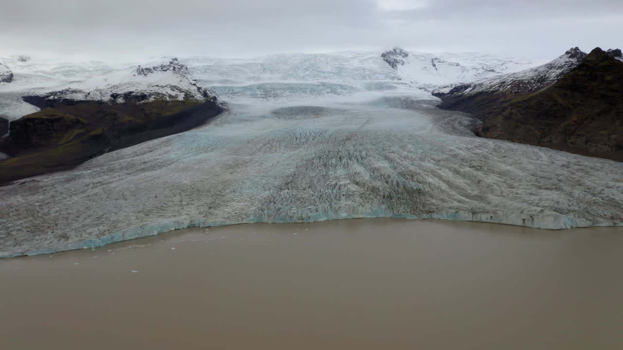흐린 날 아이슬란드의 fjallsarlon 빙하의 공중 드론 보기