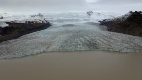 vista aérea de drones del glaciar fjallsarlon en islandia durante un día nublado