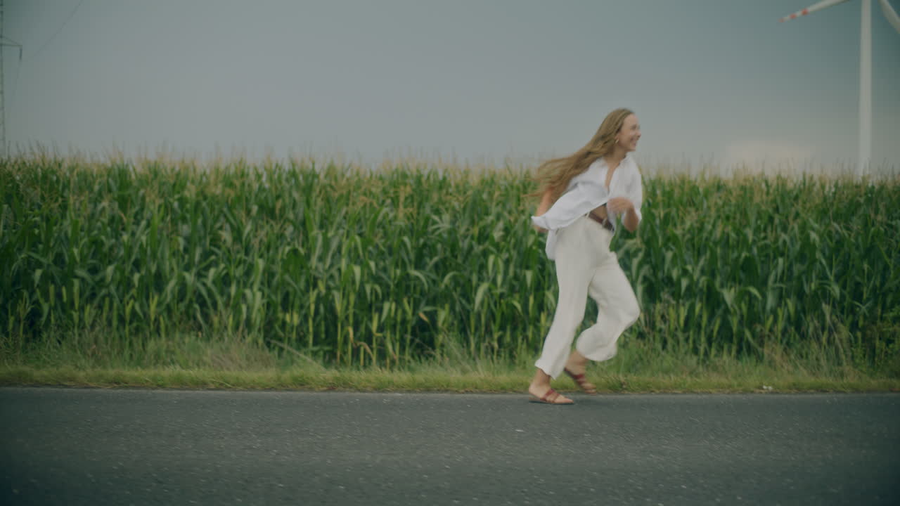 는 동안 춤을 추는 여자