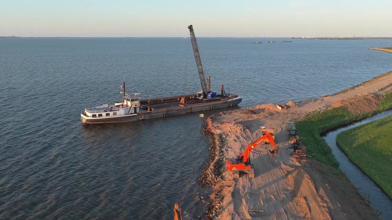 Vista aerea di chiatta da costruzione ed escavatori che lavorano sulla costa