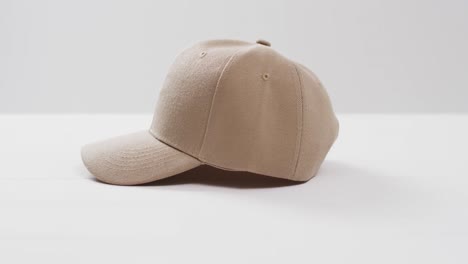 video de gorra de béisbol beige y espacio de copia sobre fondo blanco