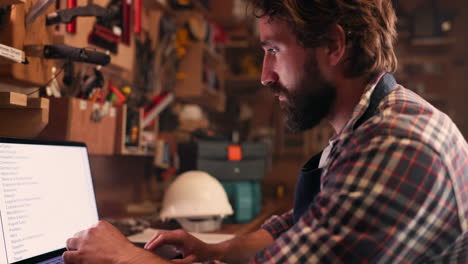 hombre, mecanografiando y carpintero con una computadora portátil