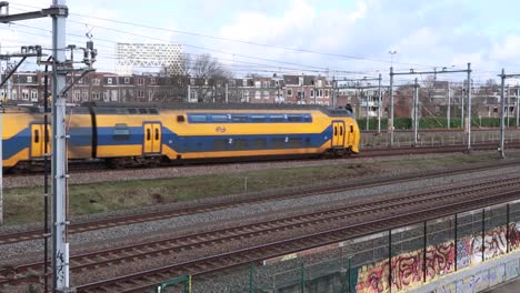 un tren pasa por un día de invierno en un ferrocarril holandés