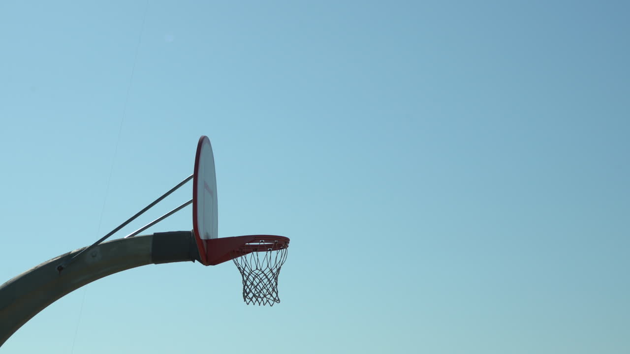 aro de baloncesto aislado, bola que entra en la red, se puede usar para el éxito, la victoria, el progreso, la alegría, la diversión, las actividades, la competencia
