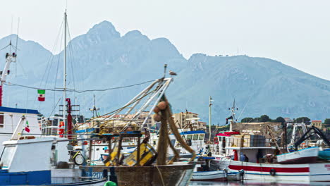 Zeitraffer-Angedockter-Boote-Im-Sizilianischen-Hafen,-Boote,-Die-Sich-Bewegen