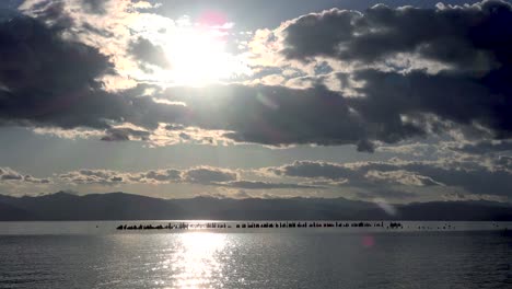una hermosa puesta de sol detrás de pilotes de muelle abandonados en glenbrook lake tahoe nevada 1