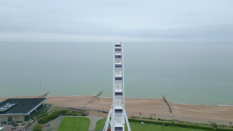 Dicht-über-Dem-Riesenrad-Von-Eastbourne-Fliegen