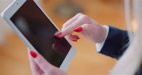 mujer de negocios que usa una tableta digital en la oficina