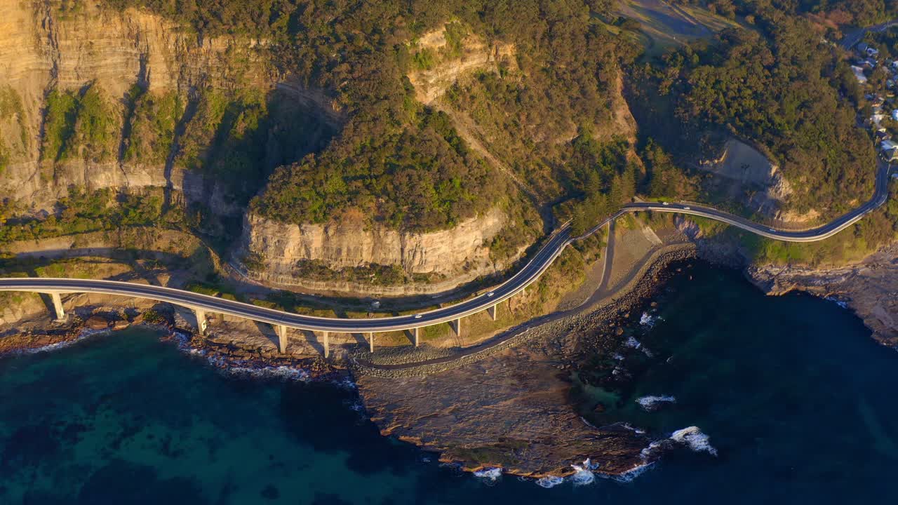 호주 클리프톤 일출 시 로렌스 하그레이브 드라이브가 있는 바다 절벽 다리의 조감도