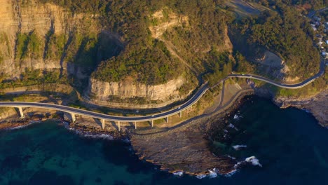 Vogelperspektive-Auf-Die-Sea-Cliff-Bridge-Mit-Lawrence-Hargrave-Drive-Bei-Sonnenaufgang-In-Clifton,-Australien