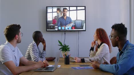 colegas de negocios creativos en videoconferencia en la sala de reuniones en una oficina moderna