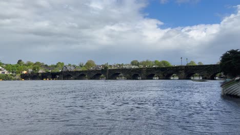 El-Tranquilo-Río-Shannon-Fluye-Bajo-El-Puente-De-Arco-De-Piedra-Medieval-Irlandés.