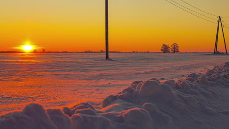 Zeitraffer-Der-Farbenfrohen-Aufgehenden-Sonne-über-Der-Verschneiten-Landschaft-Bei-Sonnenaufgang