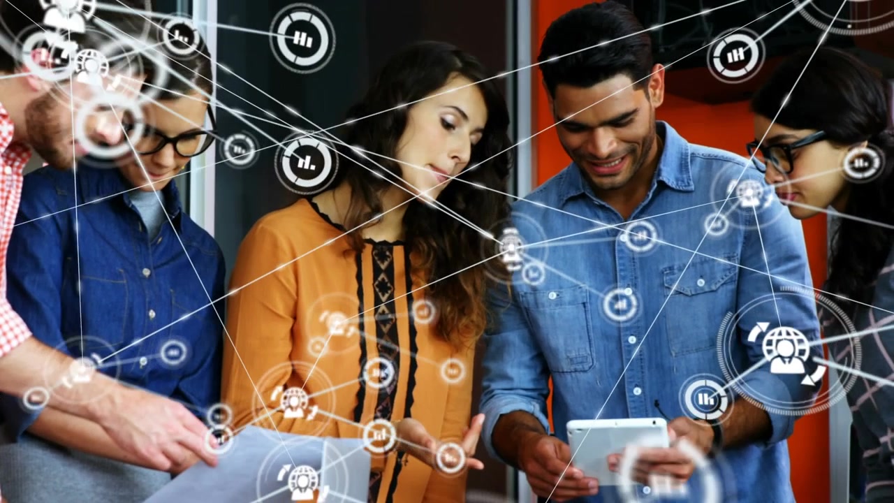 Animación de una red de iconos digitales sobre un equipo de colegas diversos discutiendo juntos en la oficina