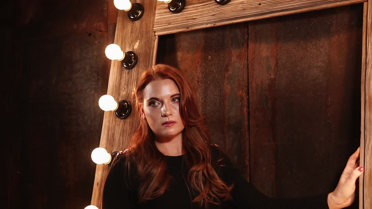 검은 드레스를 입은 여자, 스튜디오 초상화