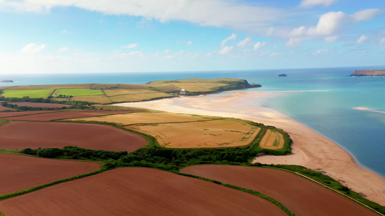 영국의 그림 같은 코니쉬 풍경 위에서 드론으로 촬영된 사진
