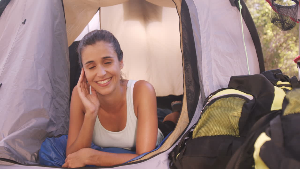 una hermosa mujer joven relajándose.