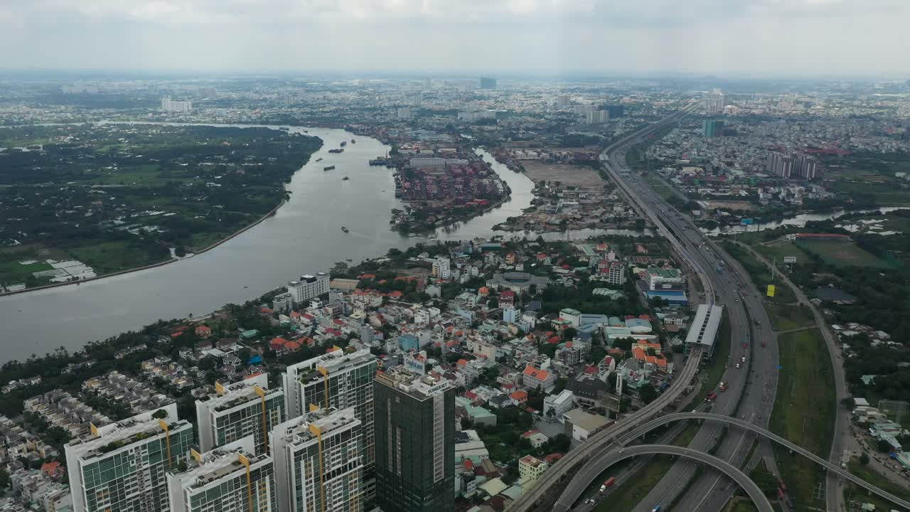 강과 도시 지역의 조감도