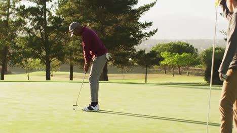Video-Eines-Afroamerikanischen-Mannes,-Der-Auf-Dem-Golfplatz-Golf-Spielt