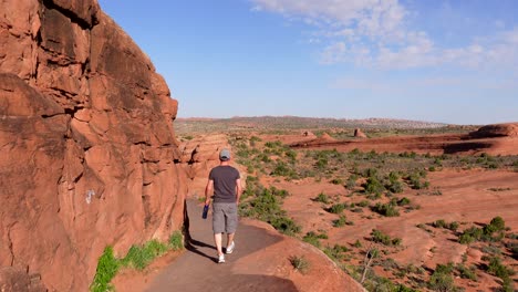 Hombre-Haciendo-Senderismo-En-Los-Cañones-De-Moab,-Utah