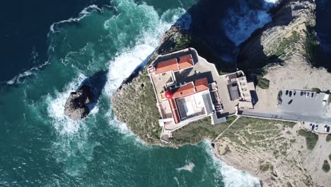 El-Famoso-Faro-De-Cabo-Sao-Vicente-Cerca-De-Sagres-Desde-Arriba,-Por-Drone