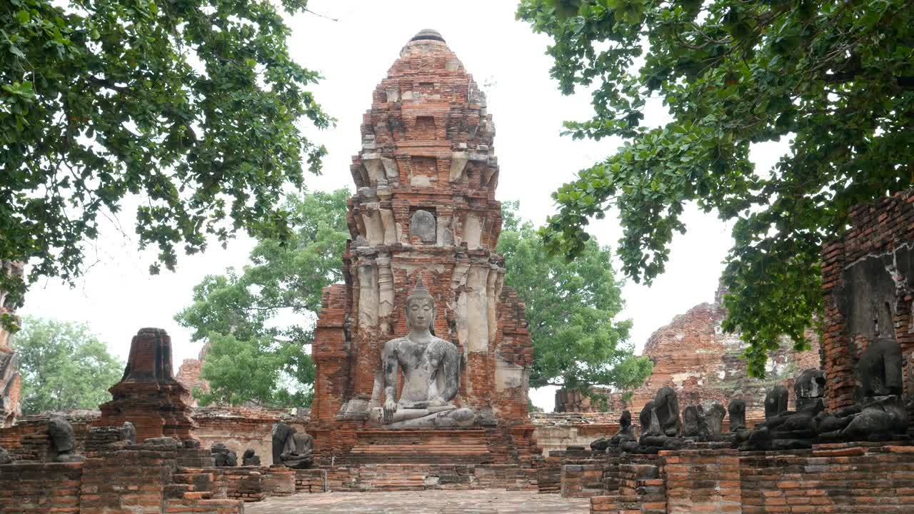 estatua de buda en wat maha that o el monasterio de la gran reliquia ubicado en la isla de la ciudad en la parte central de ayutthaya