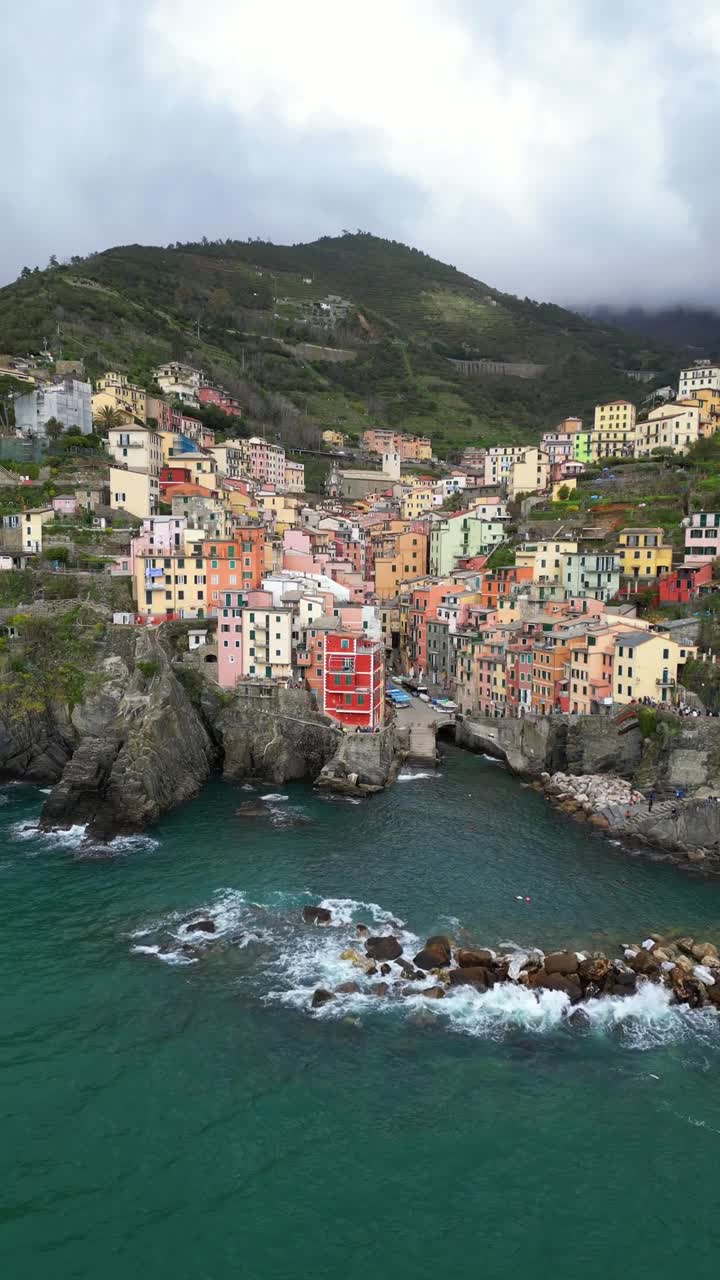 Village de Riomaggiore, Cinque Terre en Ligurie, Italie, vidéo verticale aérienne par drone