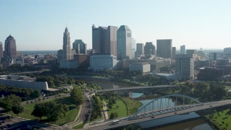 Columbus,-Horizonte-De-Ohio-Con-Puentes-Y-Río-Con-Video-De-Drones-Avanzando