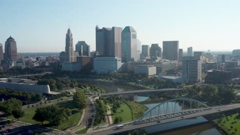 columbus, horizonte de ohio con puentes y río con video de drones avanzando