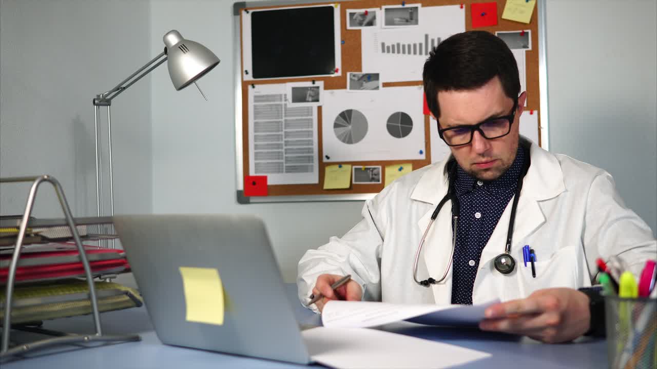 médico trabajando en su escritorio