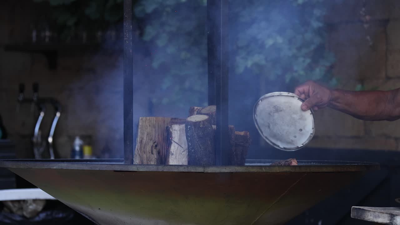 금속 판 으로 불 을 켜고 있는 사람