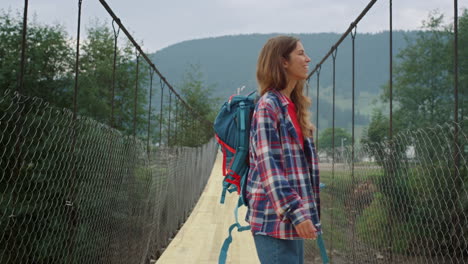 Glückliche-Frau,-Die-Auf-Einer-Sommerreise-Durch-Die-Berglandschaft-Geht.-Reisende-Genießen-Die-Natur.