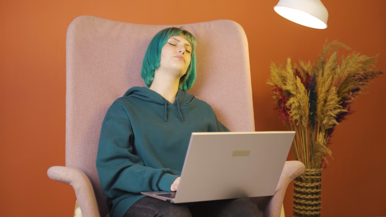 노트북 앞에서 잠들어 있던 젊은 여성.