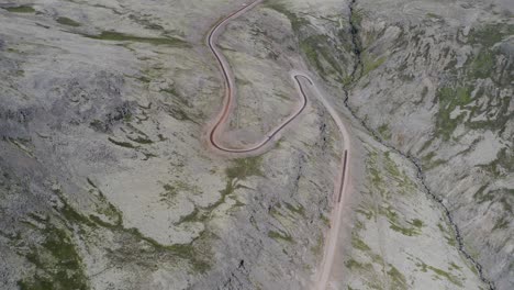 fotografía de un avión no tripulado que muestra un paisaje volcánico gigantesco con una carretera y un automóvil durante el día - raudasandur road westfjords, islandia