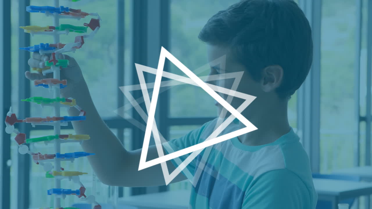 animación de formas blancas sobre un escolar caucásico con un modelo