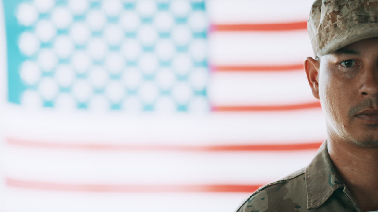 soldado saludando la bandera